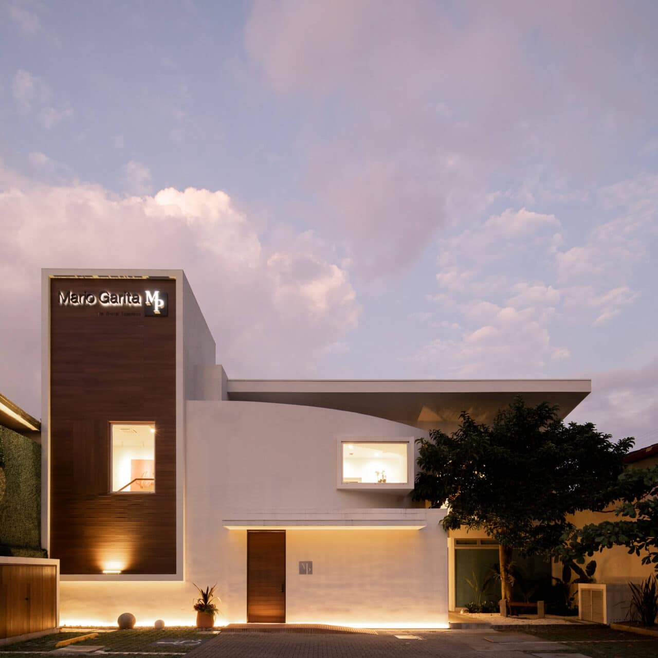 Mario Garita MP dental office front sunshine https://www.dentalimplantscr.com/wp-content/uploads/2013/11/Mario-Garita-MP-dental-office-front-sunshine-1280x1280.jpg