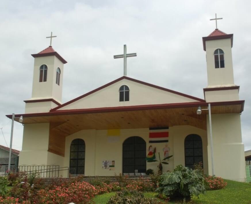 Iglesia Católica de Santa Cruz de Turrialba, Cartago. Foto por Héctor Vides - Social Media Costa Rica.