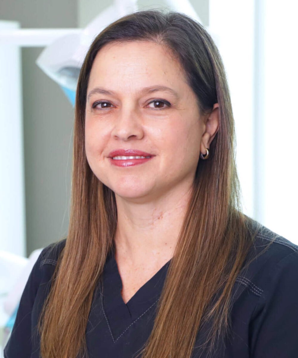 https://www.dentalimplantscr.com/wp-content/uploads/2023/12/Doctora-Paola-Carranza-Mario-Garita-Dental-Office-2023-e1702354019533.jpg