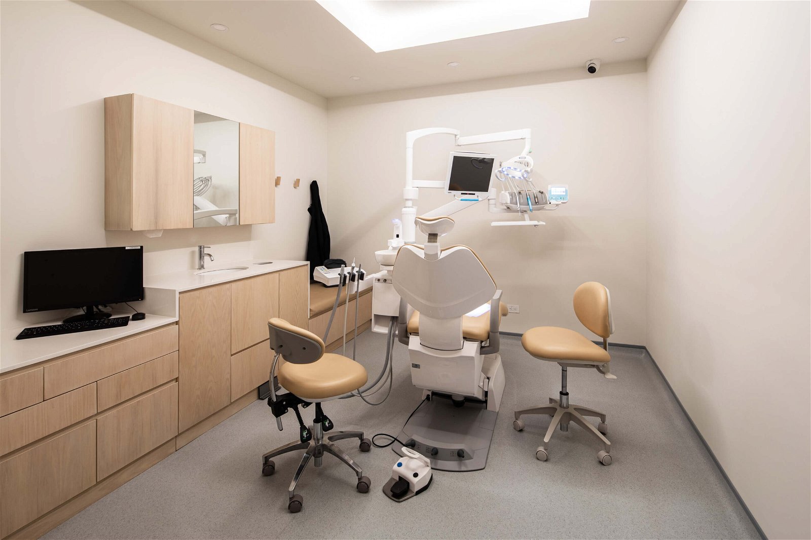 https://www.dentalimplantscr.com/wp-content/uploads/2024/02/Mario-Garita-MP-dental-office-01-scaled.jpg